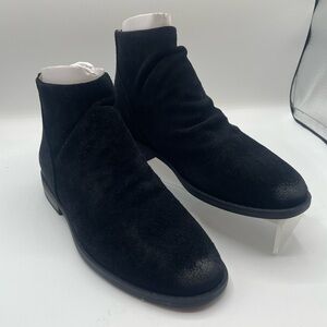 Gentle Souls by Kenneth Cole Emma zip bootie, Black Suede Chukka Boots size 6